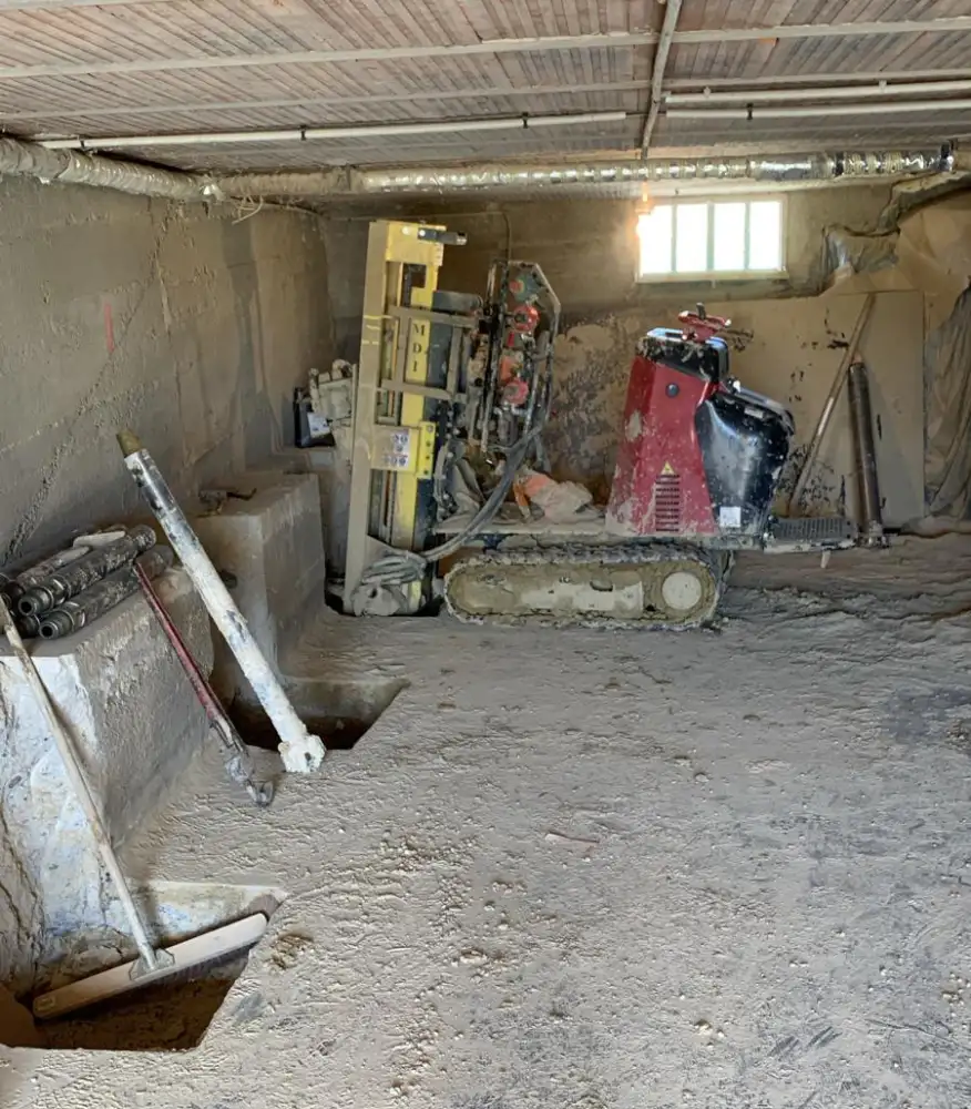 Foreuse en action pour la pose de micropieux en vide sanitaire