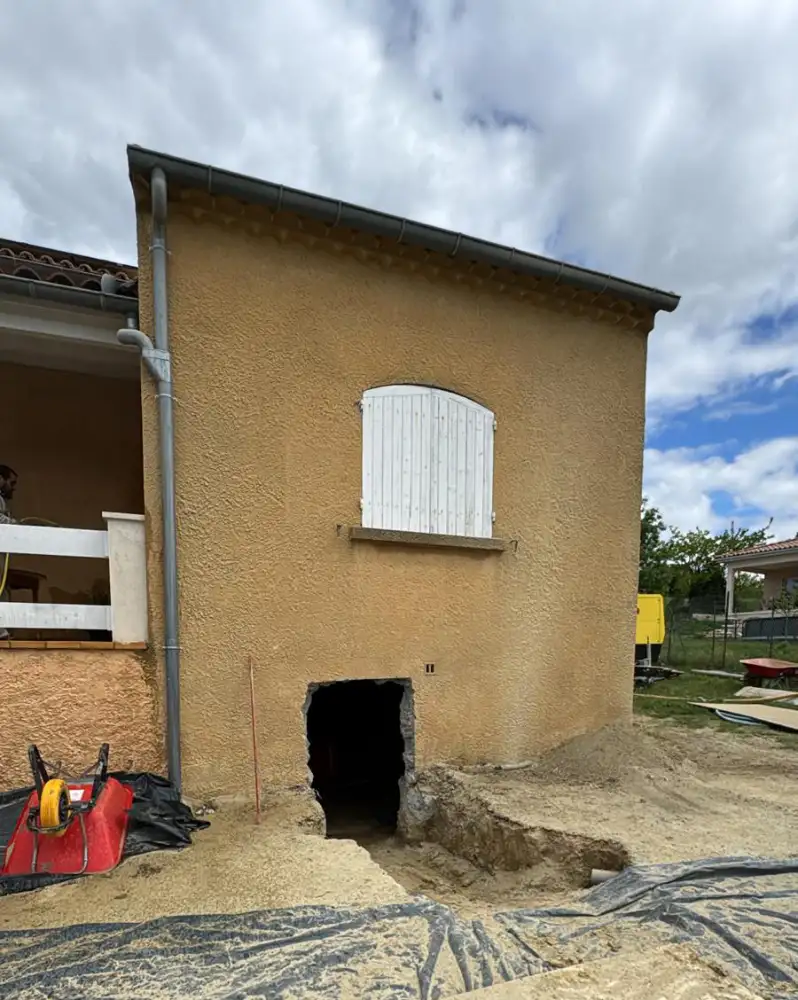 Ouverture en façade pour accéder au vide sanitaire pendant les travaux