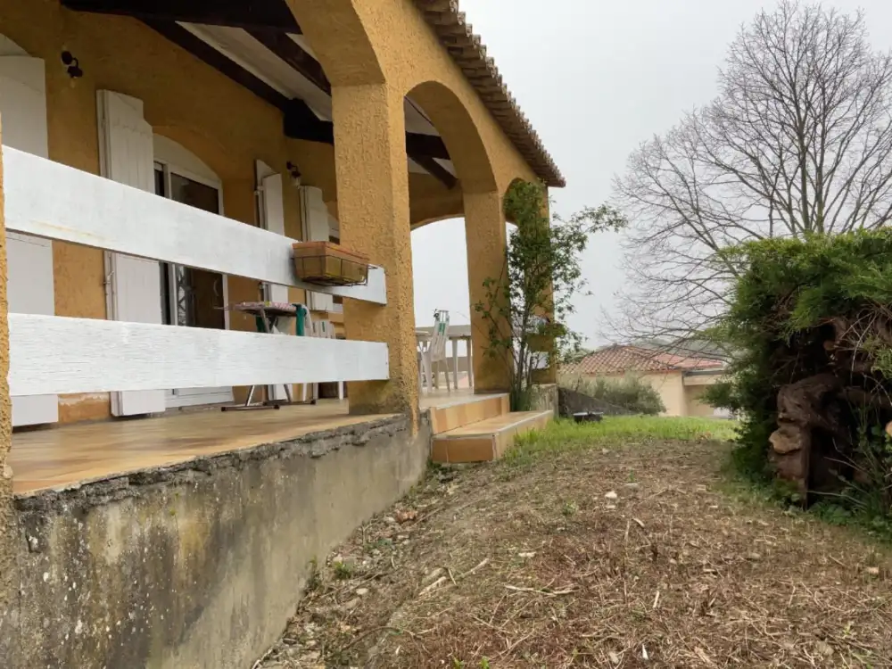 Terrasse et façade fissurée avant travaux de reprise en sous œuvre, Gard