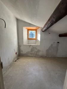 Chambre sous combles après enduit, rénovation villa de caractère aux Baux de Provence