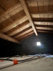 Charpente bois apparente dans les combles, tirage de réseaux électriques, villa Alpilles (13)