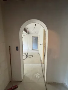 Couloir avec arche maçonnée en cours de travaux, rénovation second oeuvre villa 13520