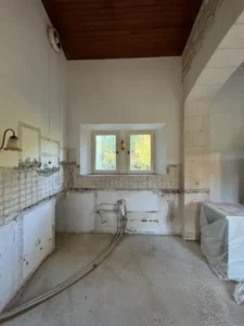 Cuisine entièrement vidée avant rénovation, murs en cours de dépose, villa caractère Alpilles