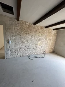 Mur en pierre calcaire apparente dans la dépendance, chantier rénovation Alpilles Bouches du Rhône