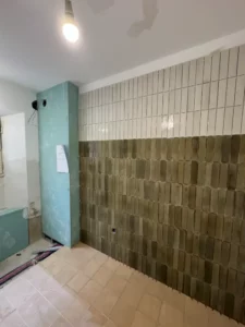 Pose de carrelage mural zellige dans une salle de bain, rénovation complète villa Bouches du Rhône RSTS