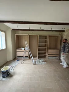 Pose de dressing MDF sur mesure dans la dépendance, phase finitions chantier rénovation Baux de Provence