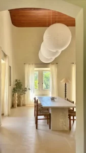 Salle à manger rénovée avec table en travertin et carrelage 60x60, villa aux Baux de Provence, RSTS