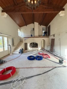 Salon double hauteur en travaux, tirage réseaux électriques et plomberie, villa Baux de Provence