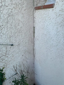 Fissure structurelle pleine hauteur à l'angle d'une maison individuelle, sinistre sécheresse Var, avant reprise en sous oeuvre par micropieux