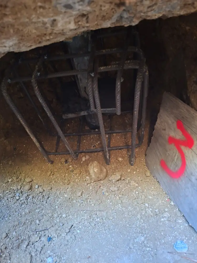 Fouille en sous oeuvre révélant l'armature existante d'une semelle de fondation, avant injection de coulis de ciment, sinistre sécheresse Var